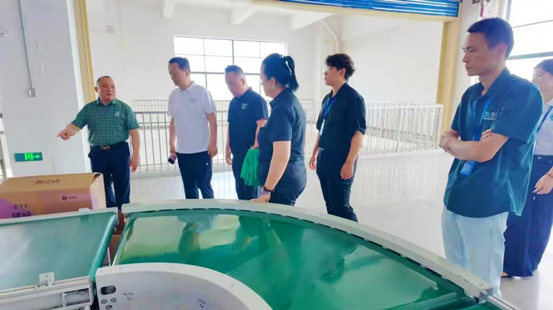 美中贸易发展协会会长深圳市湾品汇数字科技有限公司董事长谢建华先生一行莅临中山市德友鑫智能装备有限公司考察交流5