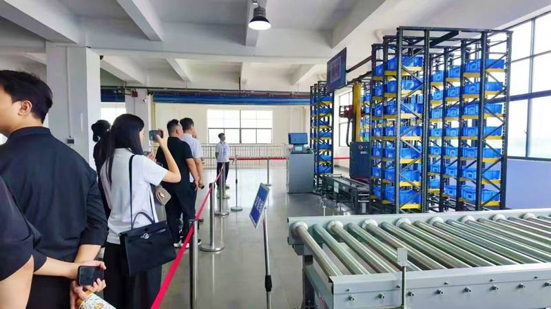 美中贸易发展协会会长深圳市湾品汇数字科技有限公司董事长谢建华先生一行莅临中山市德友鑫智能装备有限公司考察交流3