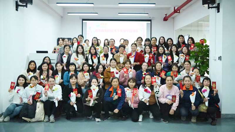 38女神节德友鑫公司特为女神们献上慰问礼物和红包